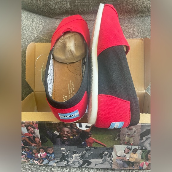 University of Georgia TOMS flat shoes.  Women’s size 10  NIB. - Picture 3 of 3